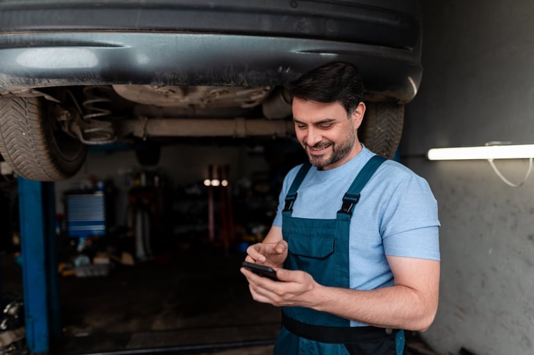 Mobile mechanic with smartphone
